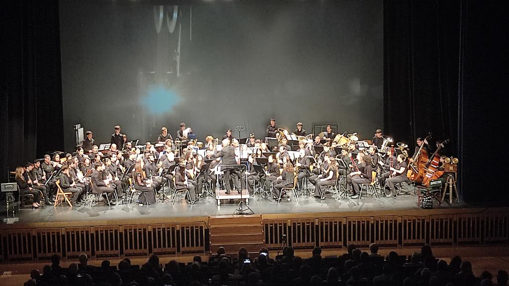 La música de cine reunió a dos bandas en un concierto multitudinario en La Pola Siero