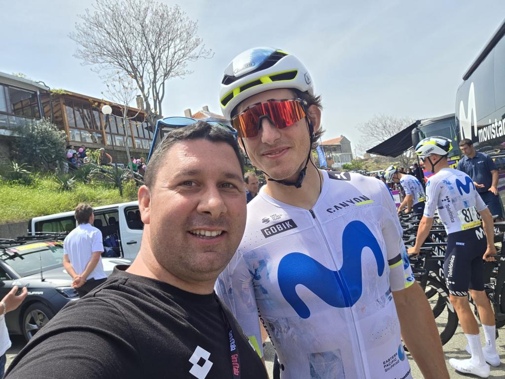 Andrés Pérez Menéndez, mecánico llanerense de adopción, integra la caravana del Giro de Italia