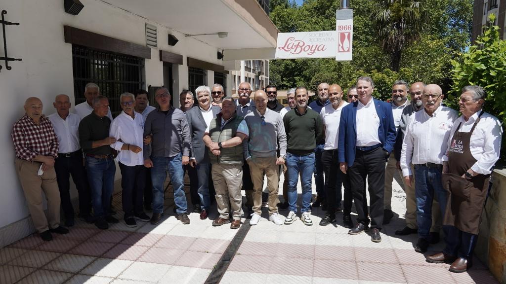 La Sociedad Recreativa La Boya homenajea a dos guardias civiles por su actuación en el incendio de la residencia Ave María de La Barganiza