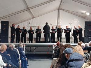 El Tapin - El Mercado tradicional acogió el concierto de San Isidro con la Coral Polifónica de Llanera y el Ochote del Fontán