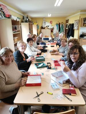 El Tapin - La Asociación de Mujeres Rurales de Villabona impulsa la convivencia con un taller de bisutería y una excursión a Unquera