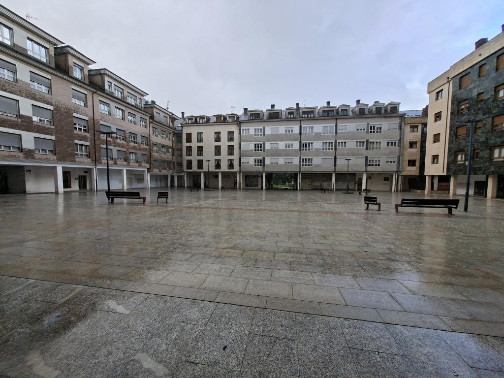Vecinos de La Pola de Siero denuncian ruidos nocturnos por las labores de limpieza municipal en la Plaza de la República