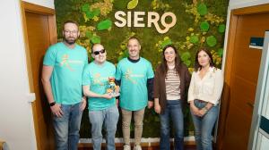 El Tapin - El Ayuntamiento de Siero entrega a AADEM una réplica de la Pitufina Ferroviaria para un sorteo solidario