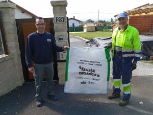 El Tapin - Llanera impulsa un nuevo modelo sostenible para la recogida de restos vegetales con sacas reutilizables