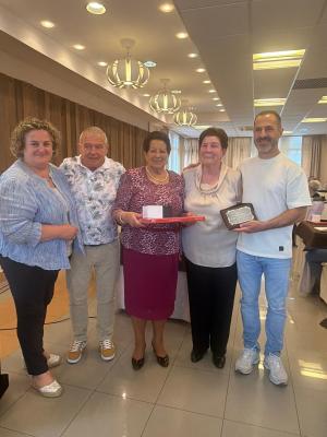 El Tapin - El Hogar del Pensionista Santa Marta de Carbayín Bajo homenajea a sus socias de mayor edad en su comida anual
