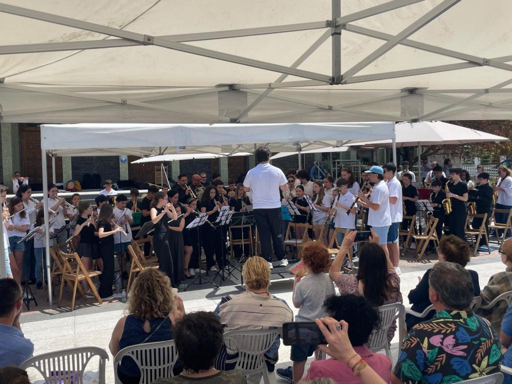 El I Festival de Bandines reunió a más de 80 músicos en Pola de Siero y cerró con un rotundo éxito
