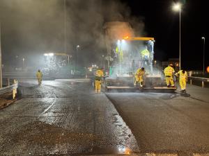 El Tapin - Se inicia el asfaltado nocturno de la nueva glorieta de acceso a Parque Principado y mantiene cortada la salida 30 de la A-64