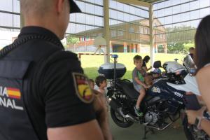 La Policía Nacional acerca su trabajo a los escolares de Siero con una exhibición de unidades especializadas