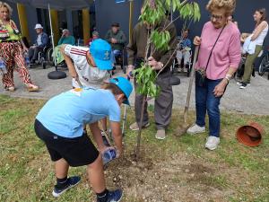 El Tapin - La Residencia ERA de Lugones celebra el Día Mundial del Medio Ambiente con una jornada intergeneracional junto al alumnado del CP Santa Bárbara