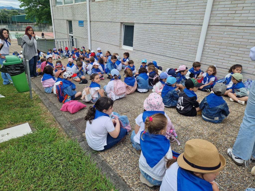 El alumnado del cole Peña Careses de La Pola salió de Romería