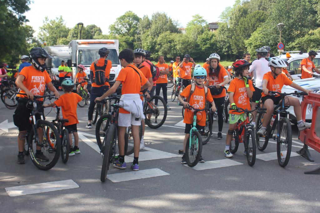 Cerca de 200 participantes llenan de naranja las carreteras de Llanera en la XXXIII Fiesta de la Bicicleta