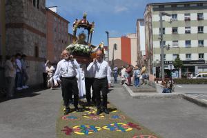 El Tapin - Lugones celebra el Corpus con una alfombra de 26 metros