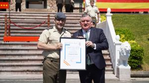 El Tapin - El concejo de Siero recibe el Premio Azor en el 60º aniversario de la Brigada Galicia VII
