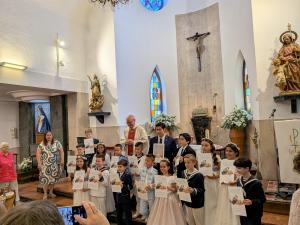 El Tapin - Dieciséis niños celebran su Primera Comunión en Lugo de Llanera coincidiendo con la festividad del Corpus Christi