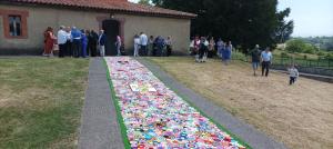 El Tapin - Ables celebró el Corpus con una Comunión y la alfombra tejida