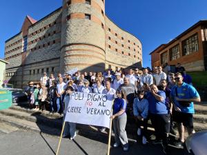 El Tapin - Los vecinos de Carbayín Alto denuncian el abandono del polideportivo y temen su cierre definitivo