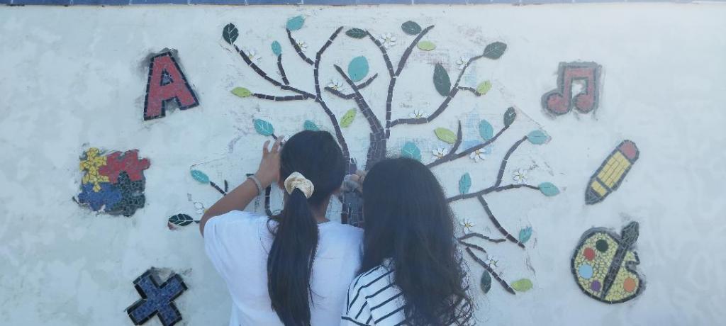 El cole de Posada elabora un mosaico colaborativo que pone en valor la educación