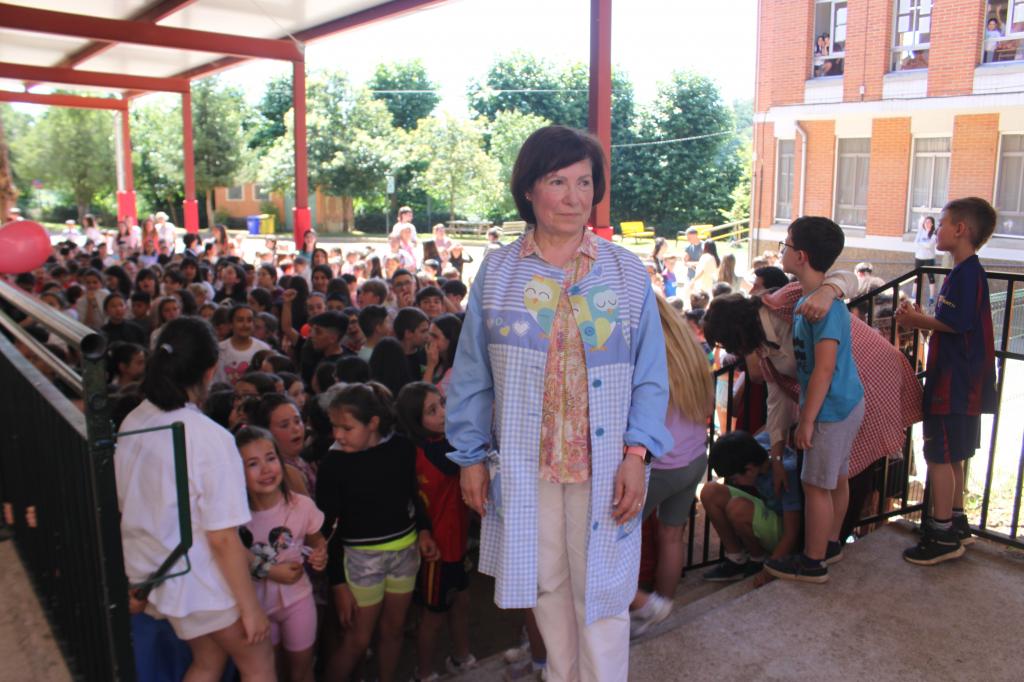 El colegio público Hermanos Arregui rinde homenaje a Feli Fuego tras 41 años de docencia en el centro