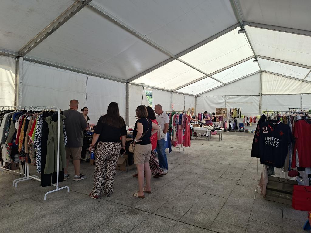 La II Feria del Trueque y Segunda Mano de Lugones reúne a 26 expositores y apuesta por la economía circular