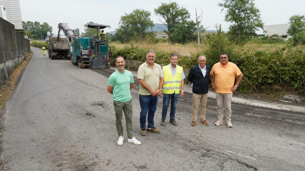 El Ayuntamiento de Siero mejora el firme en la carretera que une Granda oeste con Colloto, bordeando la Central Lechera Asturiana