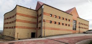 El Tapin - El Ayuntamiento de Siero ofrece a Educación la cesión de la pista polideportiva de Carbayín Alto para uso escolar