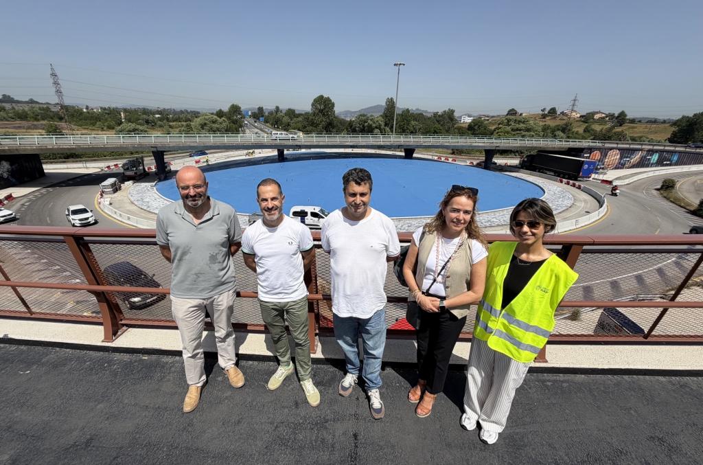 Comienzan los trabajos de pintura de la reforma estética de la glorieta que regula el tráfico en el cruce entre AS-17 y AS-381 entre Lugones y La Fresneda 