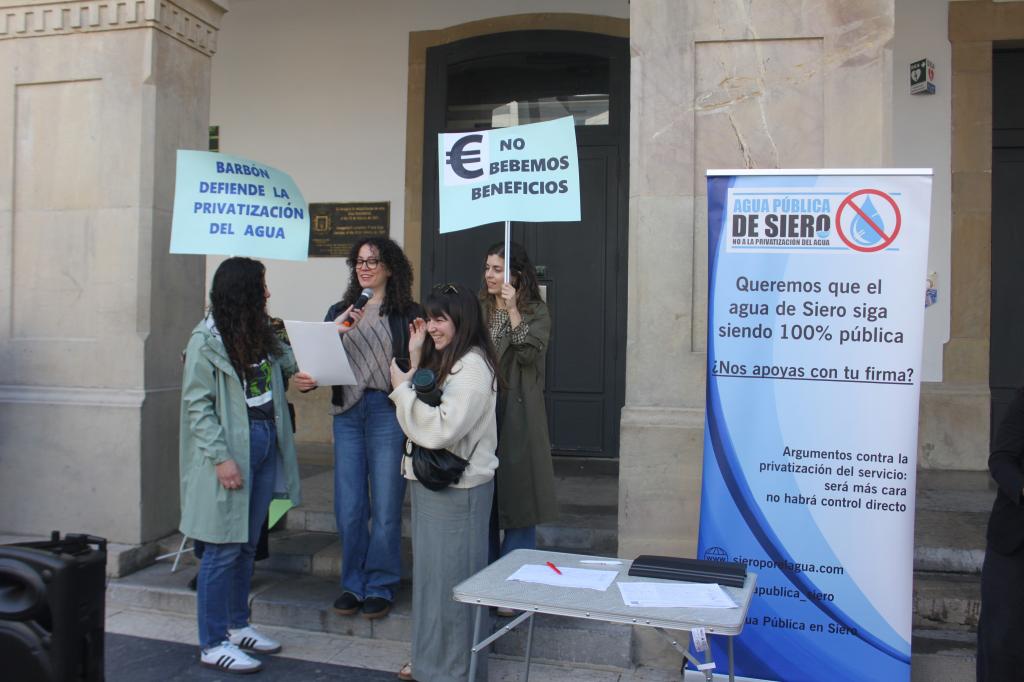 Siero por el Agua pide a los concejales del PSOE que apoyen la convocatoria de la consulta popular sobre la gestión del servicio municipal