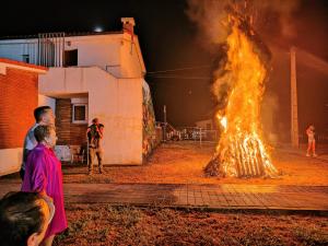 El Tapin - La Asociación de Vecinos de San Miguel de Villardeveyo celebró la tradicional hoguera de San Juan