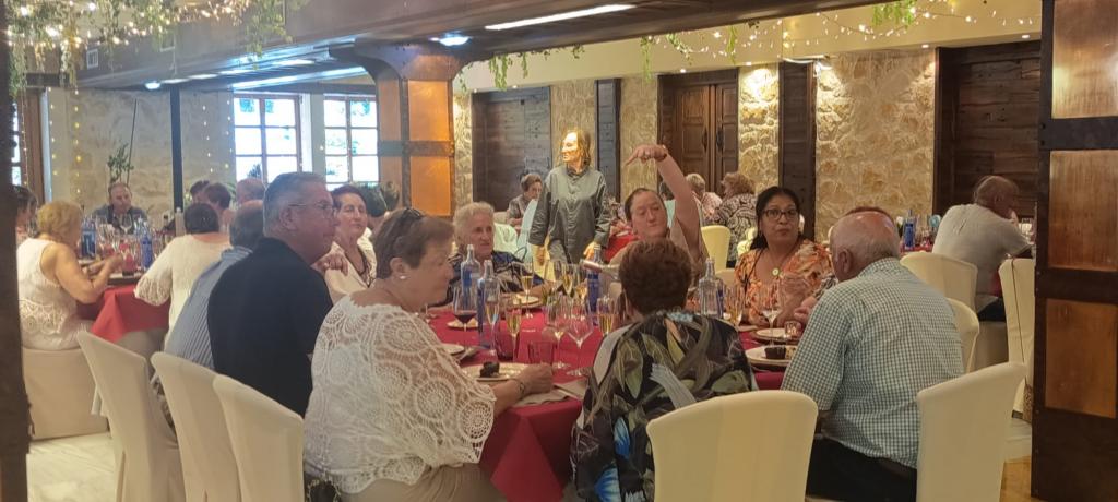 Más de un centenar de vecinos participan en la comida de hermandad de gimnasia de Llanera