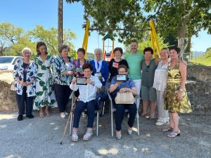 El Tapin - Vega de Poja rinde homenaje a sus mayores en un emotivo acto de reconocimiento