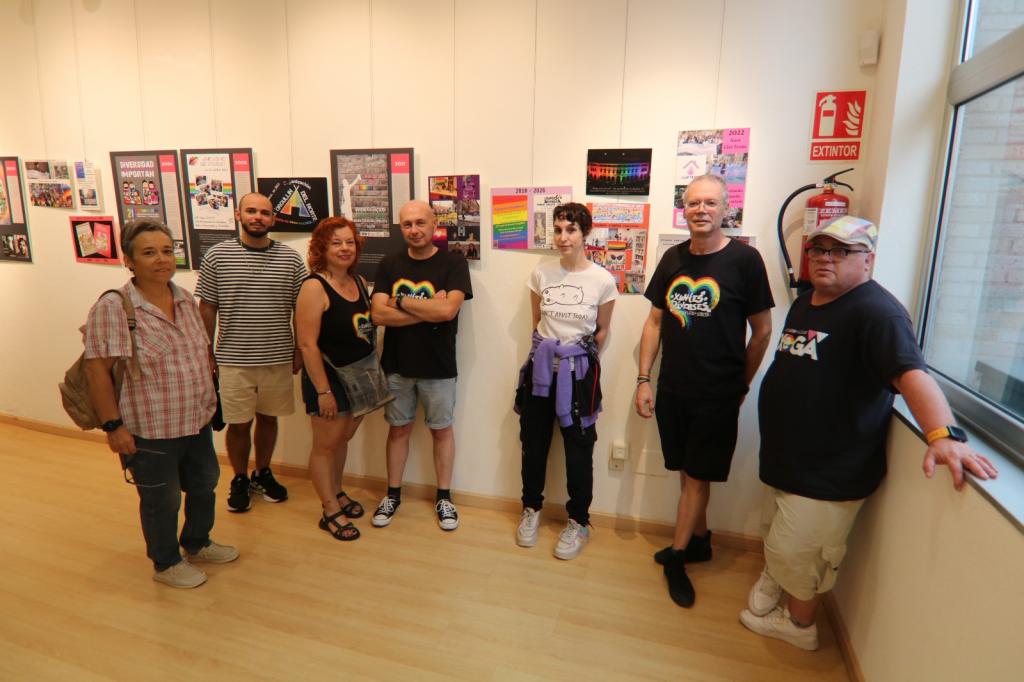 La exposición "Somos porque fueron" reivindica en Llanera la memoria del movimiento LGTBIQA+ asturiano