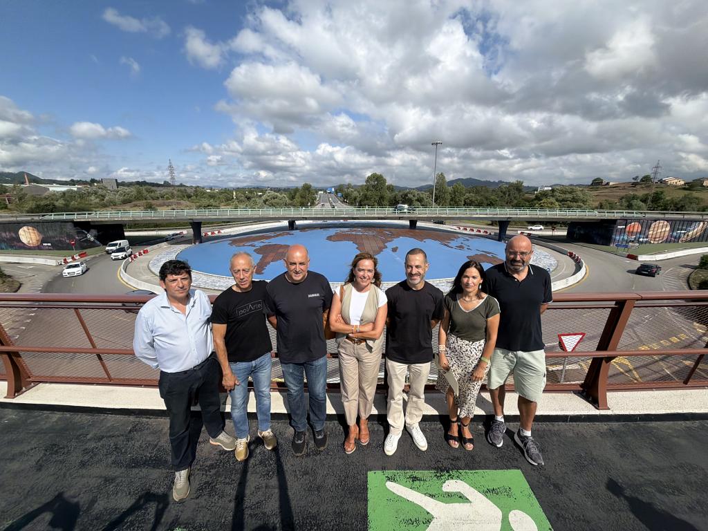Finalizan las obras de la glorieta de la AS-17 y la AS-381, en Lugones, con un gran mapamundi visible desde la pasarela peatonal