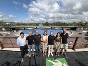 El Tapin - Finalizan las obras de la glorieta de la AS-17 y la AS-381, en Lugones, con un gran mapamundi visible desde la pasarela peatonal