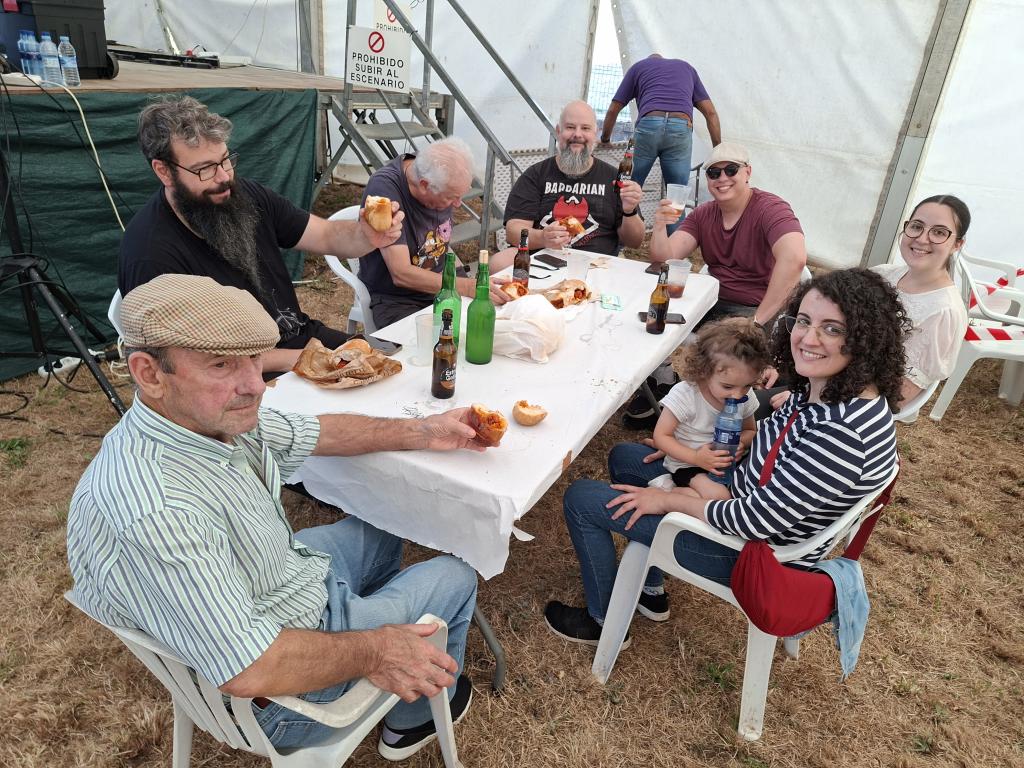La entrega del bollu reunió a vecinos y allegados en uno de los actos centrales de las fiestas del Carmen de San Cucao