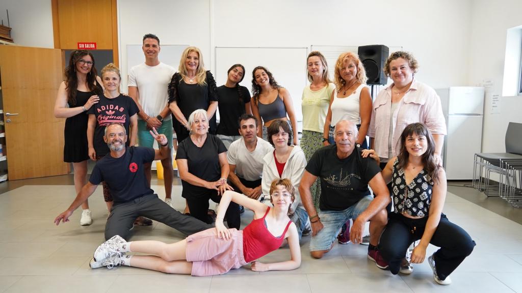 La improvisación teatral reúne a vecinos de distintas edades en un taller celebrado en la Casa de la Cultura de Pola de Siero