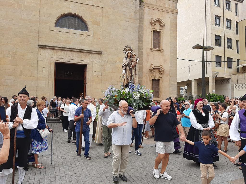 La devoción a la Virgen del Carmen protagoniza la jornada dominical de las fiestas de La Pola