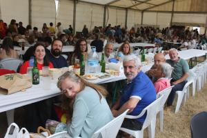 El Tapin - Las fiestas de Santiago en Pruvia se despiden con el tradicional reparto del bollu y una multitudinaria verbena