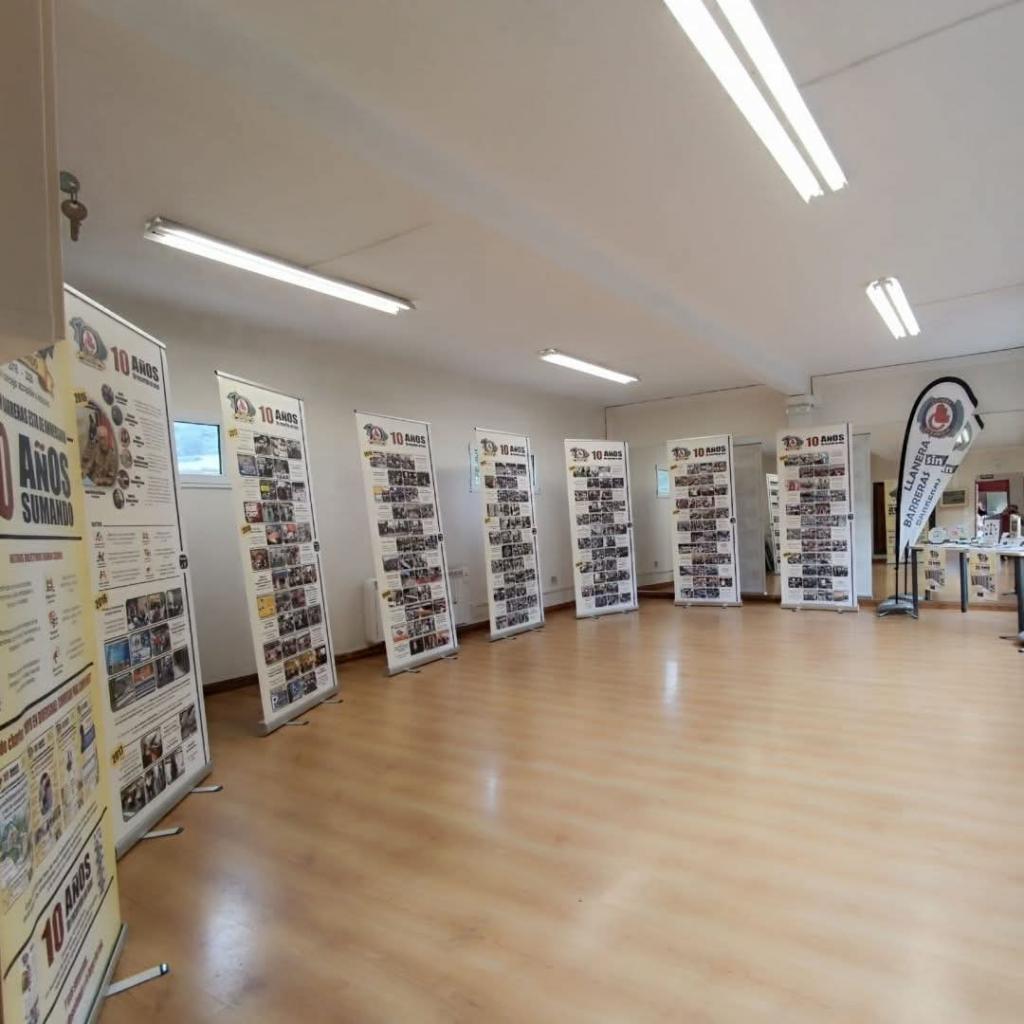 Llanera Sin Barreras lleva a Villabona su exposición fotográfica por el décimo aniversario de la asociación