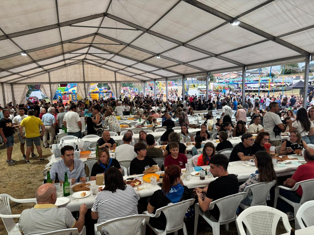 Cientos de personas ponen el broche final a las fiestas de La Salud de Lieres con la tradicional merienda 