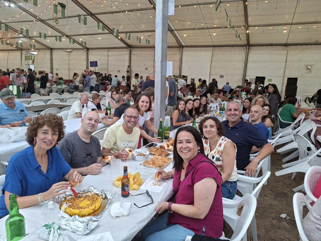 El Carbayu cierra sus fiestas con el tradicional reparto de 2.000 bollos preñaos