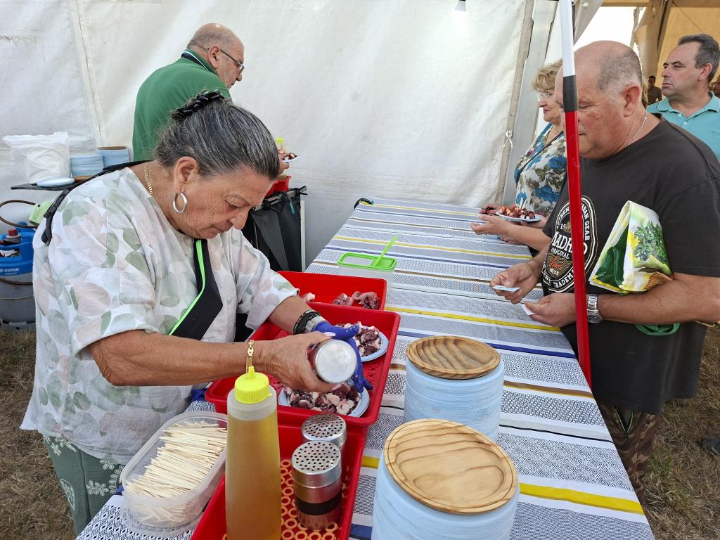 Ferroñes celebra su gran pulpada con 400 raciones y abre sus fiestas por todo lo alto