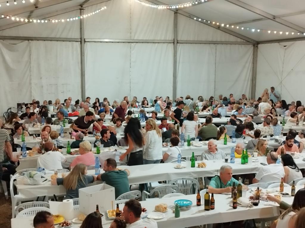 Ferroñes celebra su gran pulpada con 400 raciones y abre sus fiestas por todo lo alto