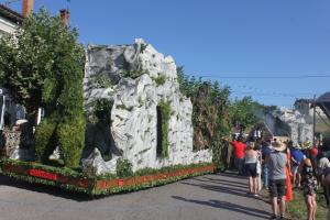 El Tapin - Miles de personas desafían el calor para disfrutar del Concurso Provincial de Carrozas de Valdesoto