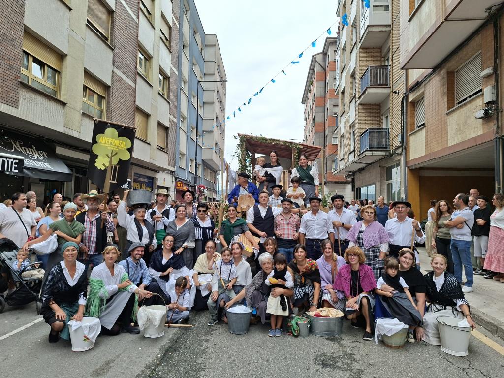 Lugo de Llanera se vuelca con el tradicional Desfile de Carrozas de Santa María