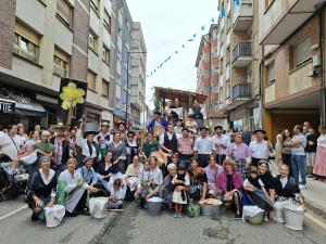 El Tapin - Lugo de Llanera se vuelca con el tradicional Desfile de Carrozas de Santa María