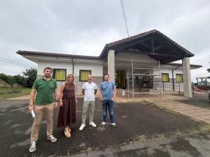 El Tapin - El Ayuntamiento de Siero realiza obras de reparación en la fachada y cubierta en el edificio de Educación Infantil de Areñes, en Carbayín Alto