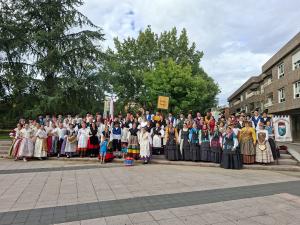 El Tapin - La Muestra Folklórica de Lugones alcanza su 42ª edición con grupos de Asturias, Galicia y Castellón