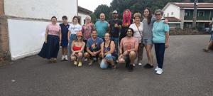 El Tapin - Casi 90 personas participan en la comida al aire libre organizada por la Asociación de Vecinos y disfrutan del concierto de La Coralina de Santa Cruz