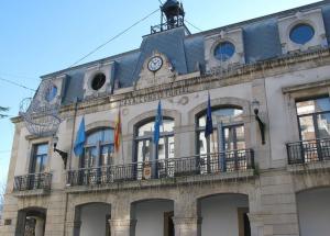 El Tapin - Cinco empresas optan al proyecto de construcción de una acera entre el Centro Polivalente de Valdesoto y el entorno de la escuela de Faes, en el margen de la SI-8