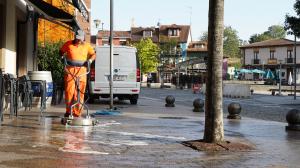 El Tapin - Siero refuerza la limpieza de la plaza de Les Campes con agua caliente a presión